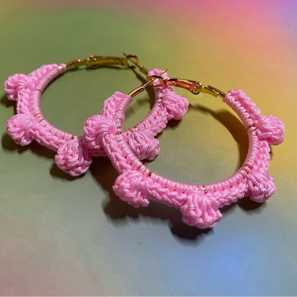 CROCHET SHELL HOOP EARRINGS- BUBBLEGUM PINK - Picture 2 of 3